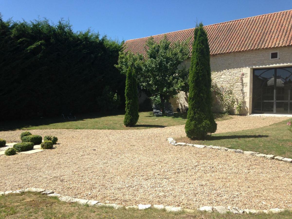 Les Clos Bleus Neuville-de-Poitou Exterior photo